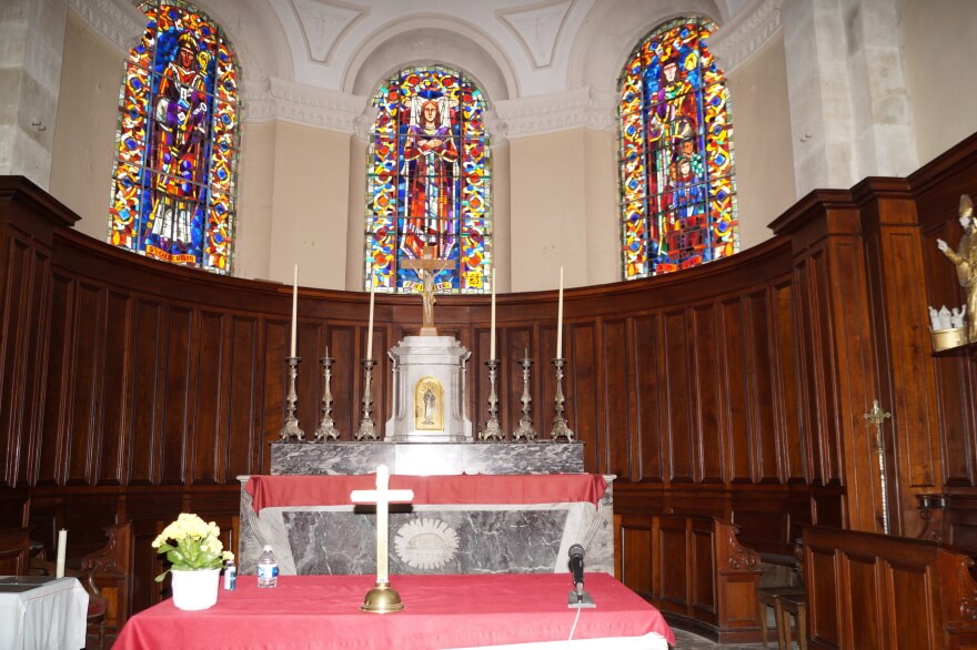 L'autel, les vitraux